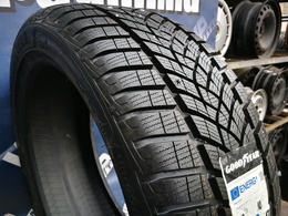 235/45R19 Goodyear UltraGrip Performance+ FR XL Új! DOT4321